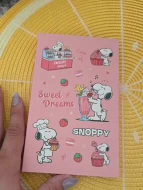 Sweet dreams snoopy eyeshadow palette
